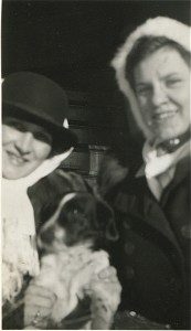 deux femmes et leur petit chien